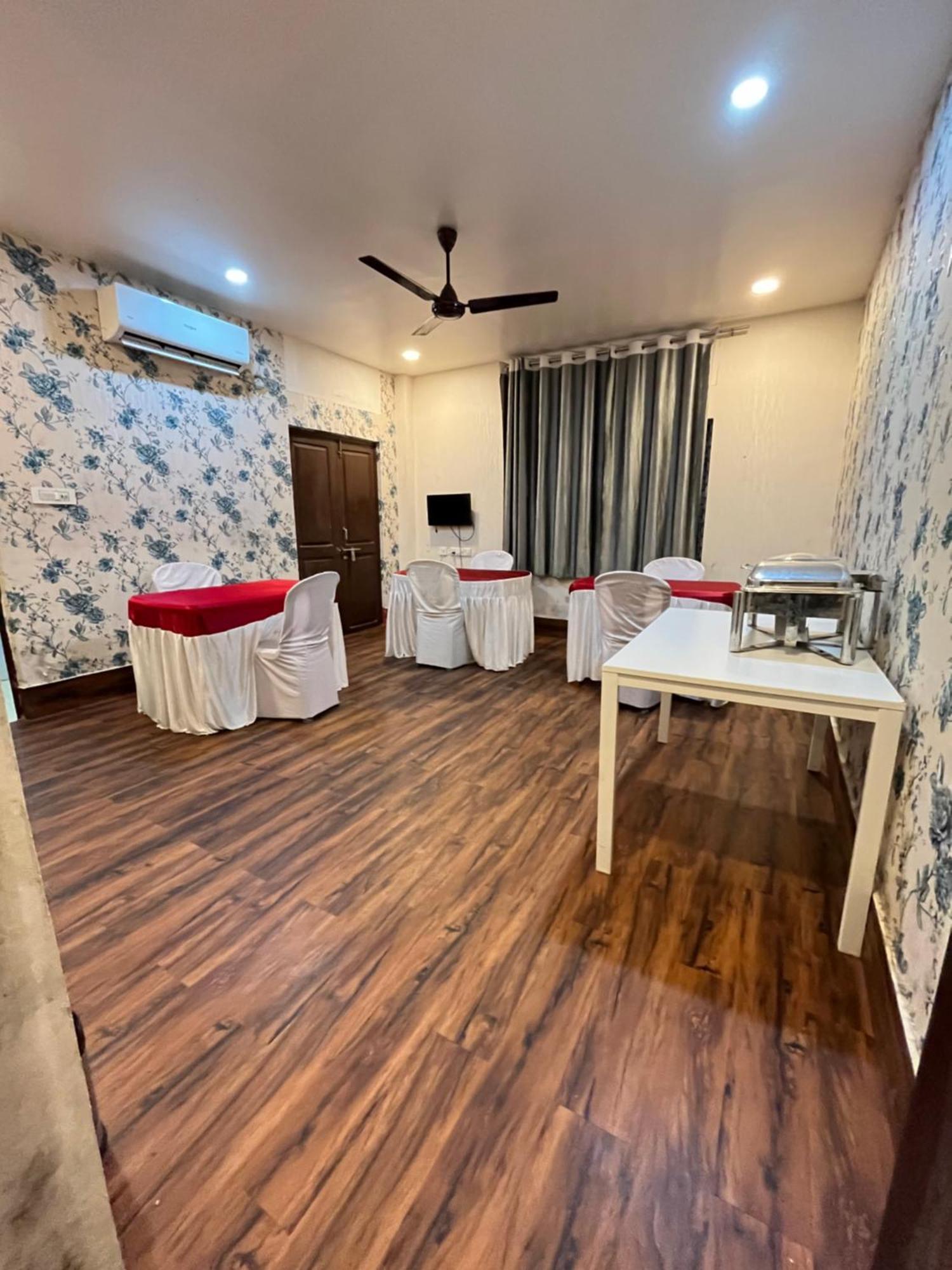 Hotel Aditya Palace グワーハーティー エクステリア 写真